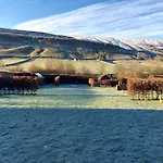 Wharfe Camp Glamping 롯지